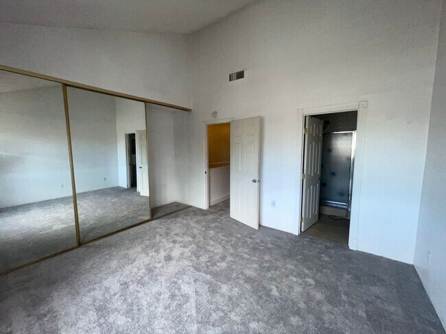 Building Photo - Updated 2 Bedroom, 2.5 Bath Condo Includes...
