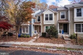 Building Photo - Charming Townhome with Modern Amenities