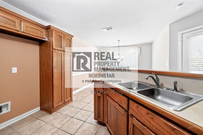 Building Photo - 308 Pin Oak Ln