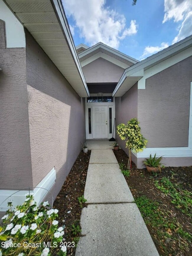 Building Photo - 4 BEDRROM HOME IN DESIRABLE AREA IN WEST MELBOURNE