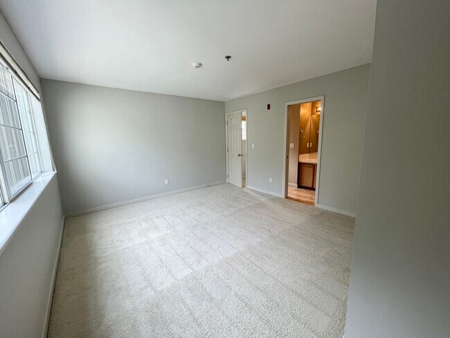 Building Photo - Kenmore Townhouse at Canterbury