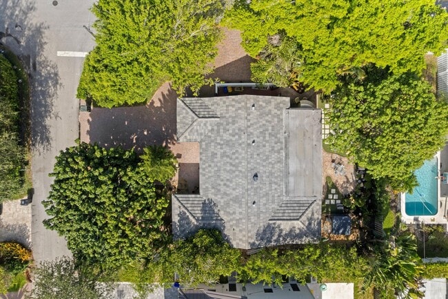 Building Photo - 899 NW 6th Dr