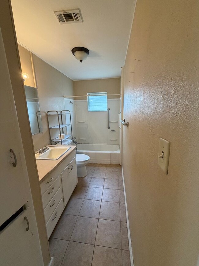 Building Photo - Cozy 3 Bedroom, 1 Bathroom Home!