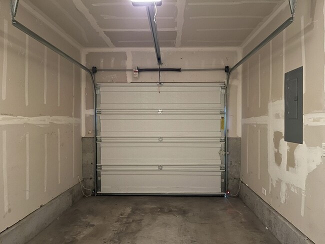 Building Photo - Elegant Three-Bedroom Home with Updated Kitchen & Vaulted Ceilings