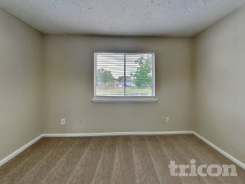 Building Photo - 2013 Greenwood Dr