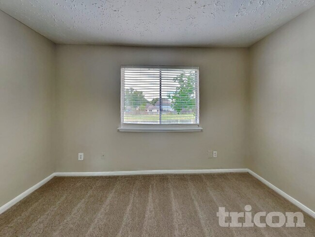 Building Photo - 2013 Greenwood Dr