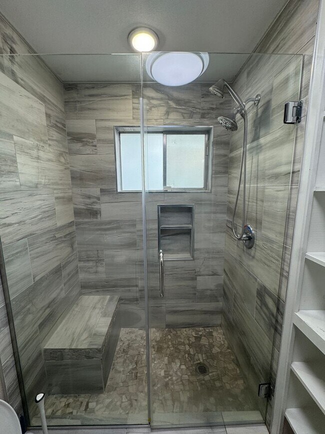 Building Photo - Incredible 4 Bed / 2 Bath updated Home, Available Now!