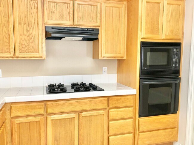 Building Photo - Light & Bright Single-Story Home in the Heart of Fallbrook, Complete with Private, Fully Fenced B...