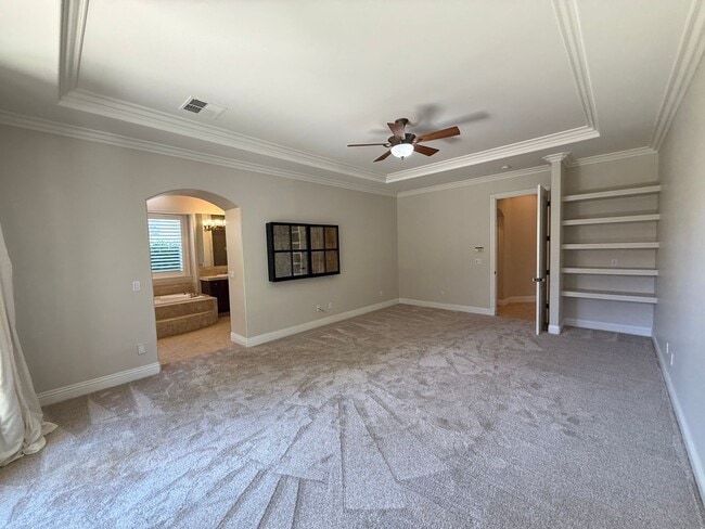 Building Photo - Stunning Seven Oaks Home!