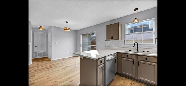 Building Photo - 142 Beach Dr
