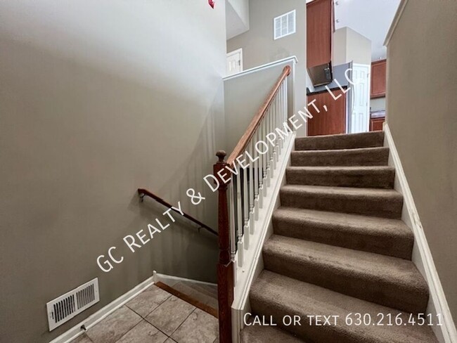 Building Photo - *** BACK ON MARKET / END UNIT TOWNHOUSE / ...