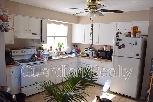 Building Photo - 801 N Major Ave