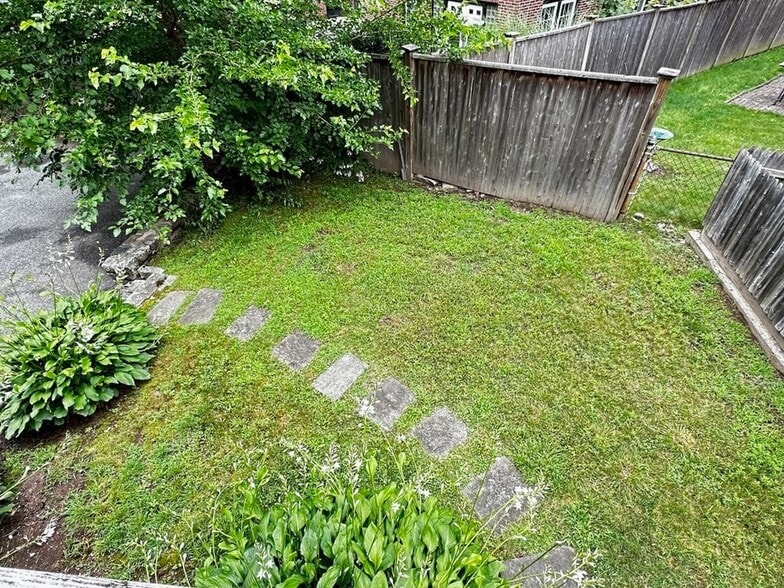 Building Photo - 27 Heath St