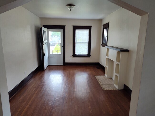 Building Photo - 5423 Rolston Ave