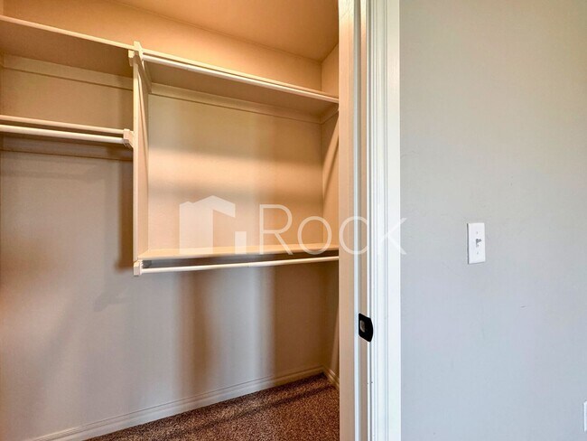 Building Photo - Spacious Craftsman Home on cul-de-sac