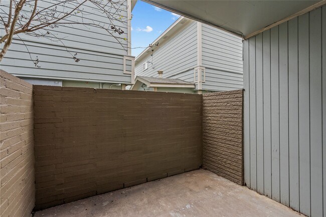 Building Photo - 102 The Strand