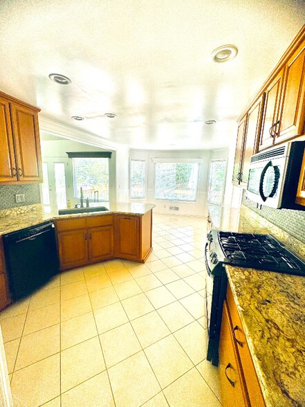 Building Photo - 45 Spring Forest Ct