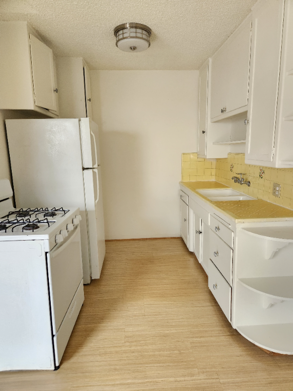 Building Photo - 1093 S Orange Dr