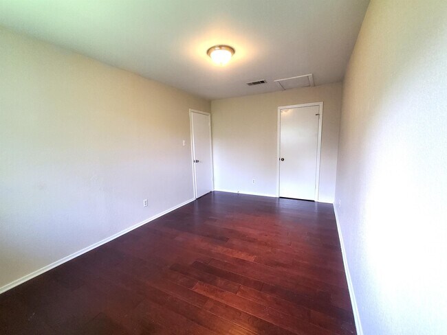 Building Photo - 3703 Skipton Dr