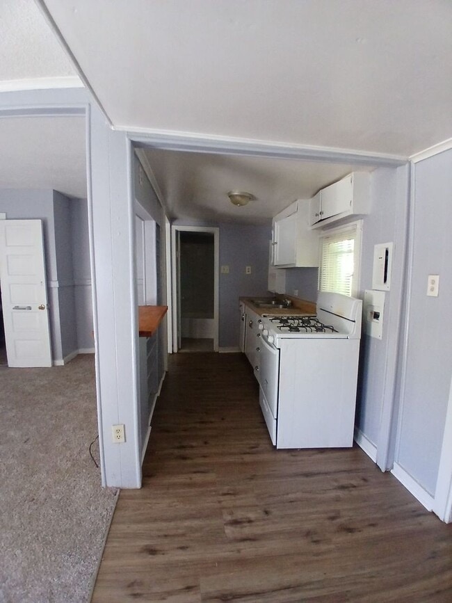 Building Photo - Ideally located 2-bedroom, 1.5-bathroom ho...