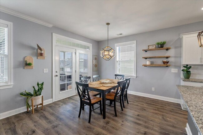 Building Photo - Show stopping 5 bed/3 bath rental in the h...