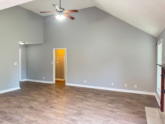 Building Photo - Almost 2000 sq.ft! Super Nice & Clean! 3 B...