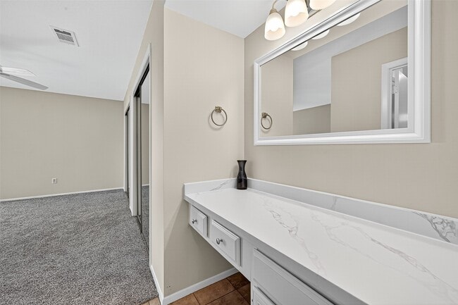 Building Photo - 813 Lakeview Dr