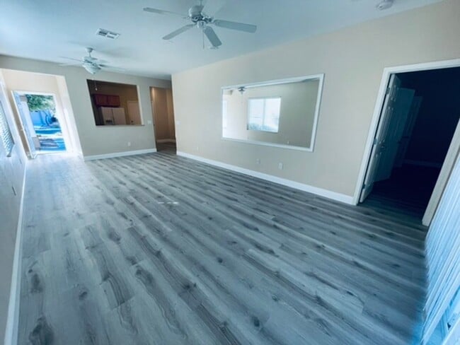 Building Photo - Charming 3 Bedroom in 55+ Solera, Laminate...