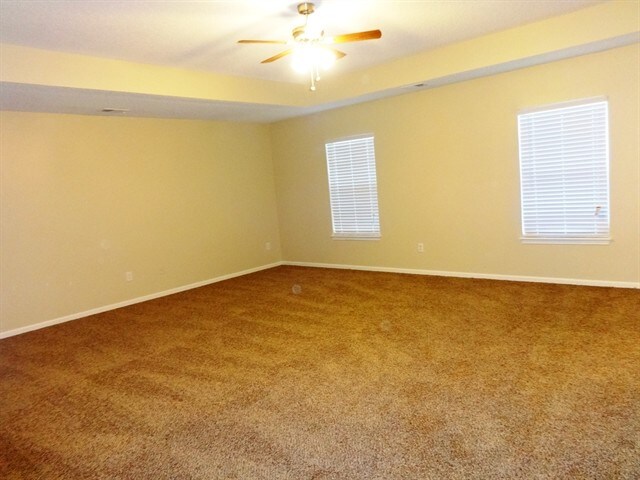 Building Photo - 554 Holiday Dr