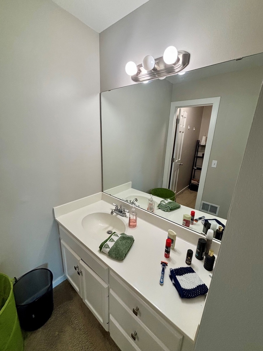 Building Photo - 2077 Woodstone Dr