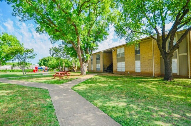 Building Photo - Affordable 1 Bedroom Apartment in Dallas – Starting at Just $999/Month