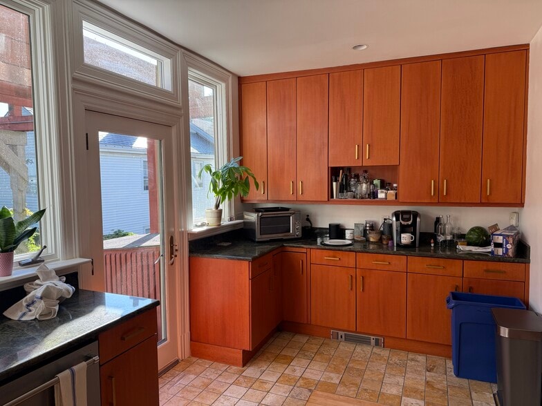 Building Photo - 96 Munroe St