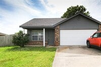 Building Photo - Fantastic House in Fayetteville!
