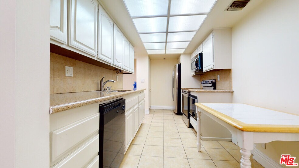 Building Photo - 10660 Wilshire Blvd