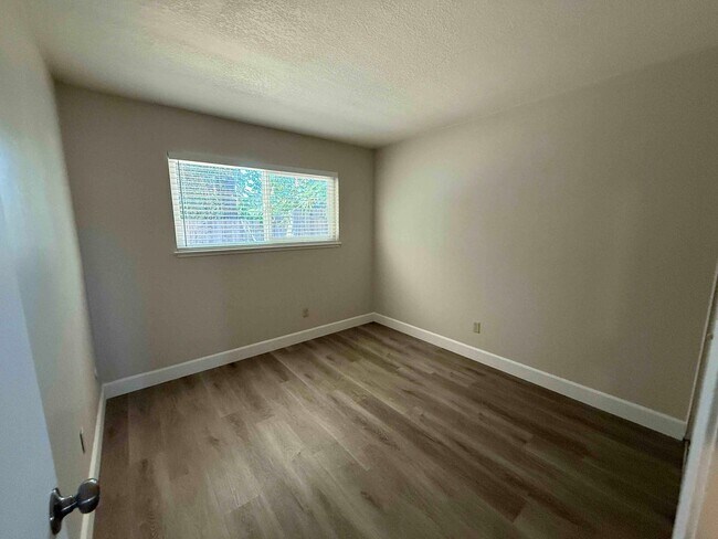 Building Photo - Natomas 4 Bedroom 2 Bath Close to Everything