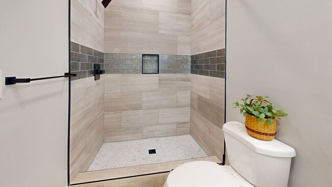 Building Photo - 5BR/5BA Fort Sanders Townhome | Off-Campus...