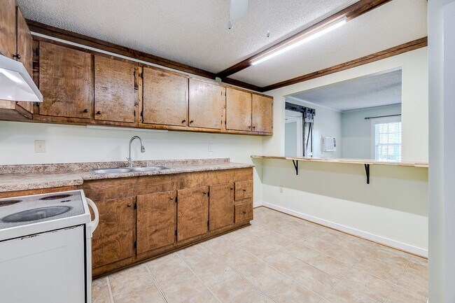 Building Photo - Spacious 3BR Home in Newington – Quiet Living with Room to Enjoy