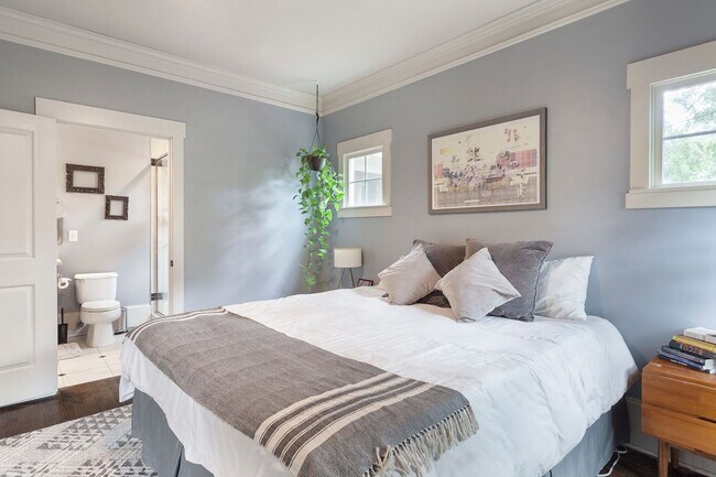 Building Photo - Beautiful 2bd/2ba Bungelow in Kirkwood wit...