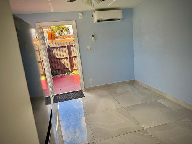 Building Photo - 707 NE 15th St