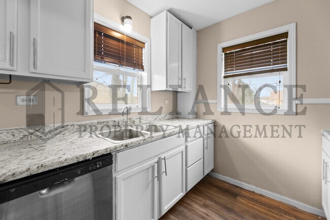 Building Photo - 2318 E Mesita St