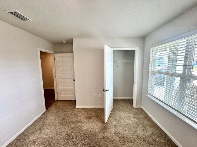 Building Photo - New rental in Brighton Oaks! Conveniently located off Hwy 231, this community conveniently close ...