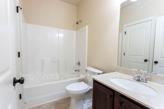 Building Photo - 232 Towns Walk Dr