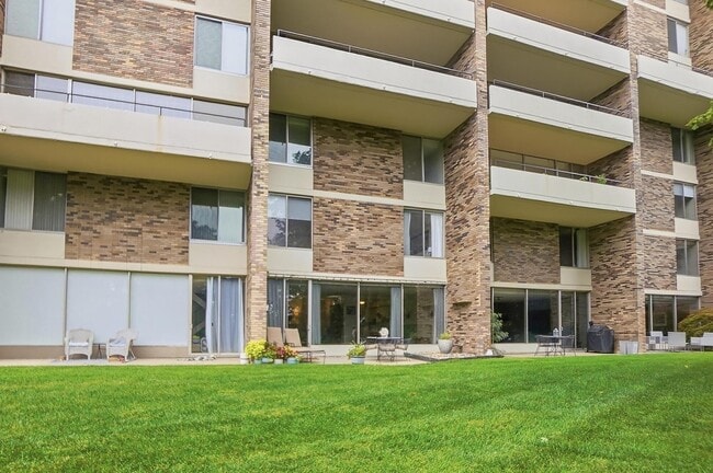 Building Photo - 1000 Urlin Ave