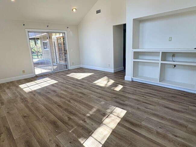 Building Photo - Single Family Home in Oak View!