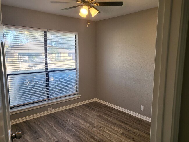 Building Photo - Charming 3bd 2 bth