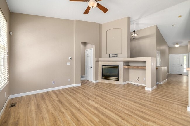 Building Photo - This beautiful 3-bedroom, 3-bathroom in Parker