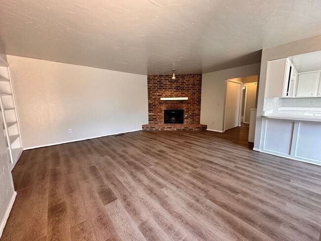 Building Photo - 2 Bedroom, 2 Bathroom Unit in Quiet Cul-de...