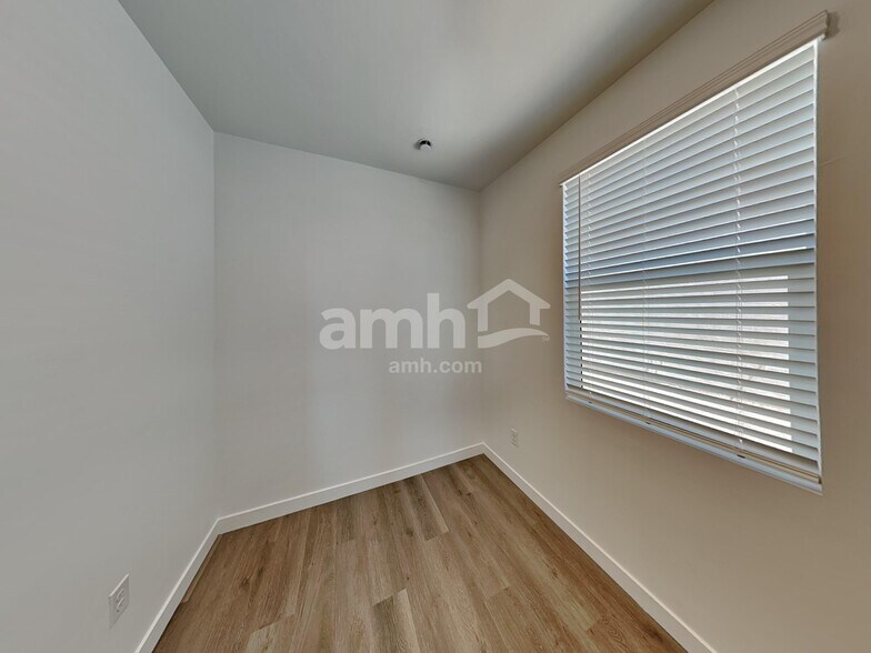 Building Photo - 9665 N Avenida Lucena