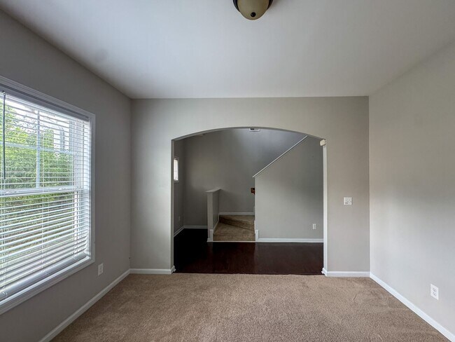 Building Photo - Spacious 4 Bed 2.5 Bath Fayetteville Home