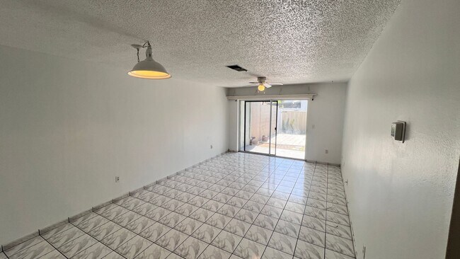 Building Photo - 2 Bedroom/1 Bath Townhome in Orlando!